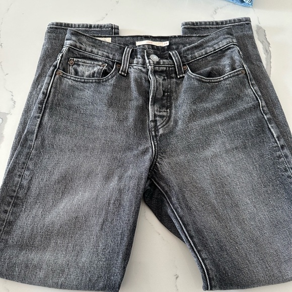 Bundle- 2 pairs of Levi jeans and TNA Top - Picture 6 of 9